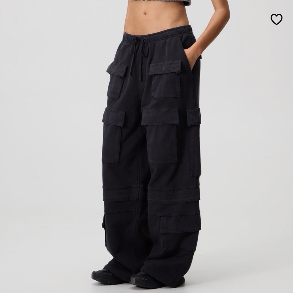 Wide-Leg Black Cargo Pants with Multiple Pockets